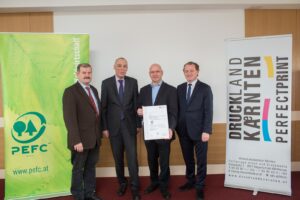 Die Verleihung des PEFC-Gruppenzertifikats (v.l.n.r.): Ing. Johannes Riegler, Dr. Manfred Brandstätter (beide Holzforschung Austria), Harald Sexl (Zentralbüro des Gruppenzertifikats), PEFC Austria Obmann DI Hans Grieshofer Bildquelle: PEFC Austria