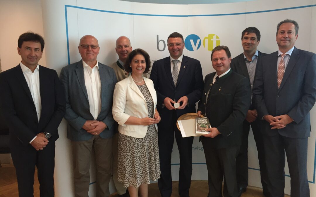 Forst Holz Papier zu Besuch bei BM Leichtfried