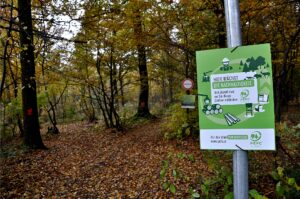 Das PEFC-Waldschild am Eingang schafft das Bewusstsein, dass nachhaltige Holz- und Papierprodukte aus diesem Wald stammen.