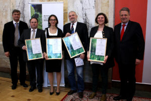 Im Foto v.l.n.r: Forst-Sektionschef Gerhard Mannsberger (als Gratulant), Peter Konrad (Forstunternehmerverband) und Dagmar Karisch-Gierer (Verein Österreichischer Forstfrauen) als Preisträger für die Kategorie „im Beruf stehende PraktikerInnen“, Markus Neumann (ehemals Bundesamt für Wald) für sein Lebenswerk und Lisa Lehner (IFSA) für die Kategorie Jugend, sowie Bundesminister Andrä Rupprechter.