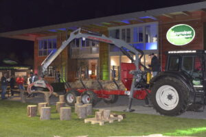 Bei der Unterreiner-Night 2016 konnte man sein können mit dem Forstkran unter Beweis stellen. Bild: Unterreiner GmbH